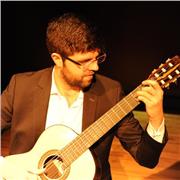 Guitariste professionnel titulaire d'un master d'interprétation et en formation au CA du CNSMDL, donne cours de guitare classique